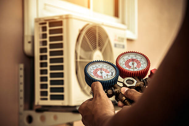 Professional Hvac technician working in Plantation, FL
